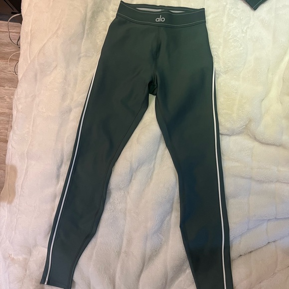 NEW ALO Yoga Forest Green Activewear Set with White Trim - Picture 3 of 6